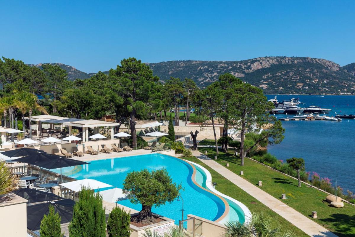 une vue aérienne d'un complexe avec piscine dans l'établissement Hotel Don Cesar, à Porto-Vecchio