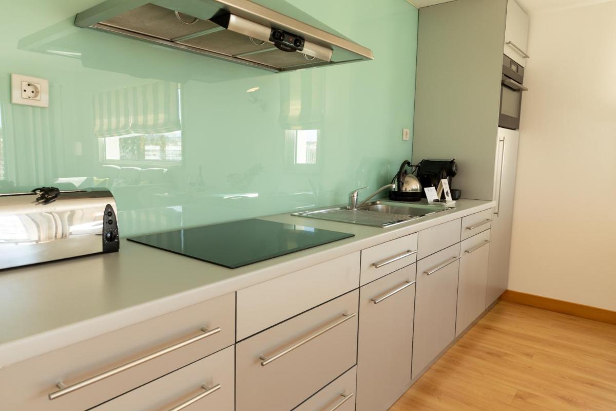 A cozinha ou kitchenette de Marina Club Lagos Resort