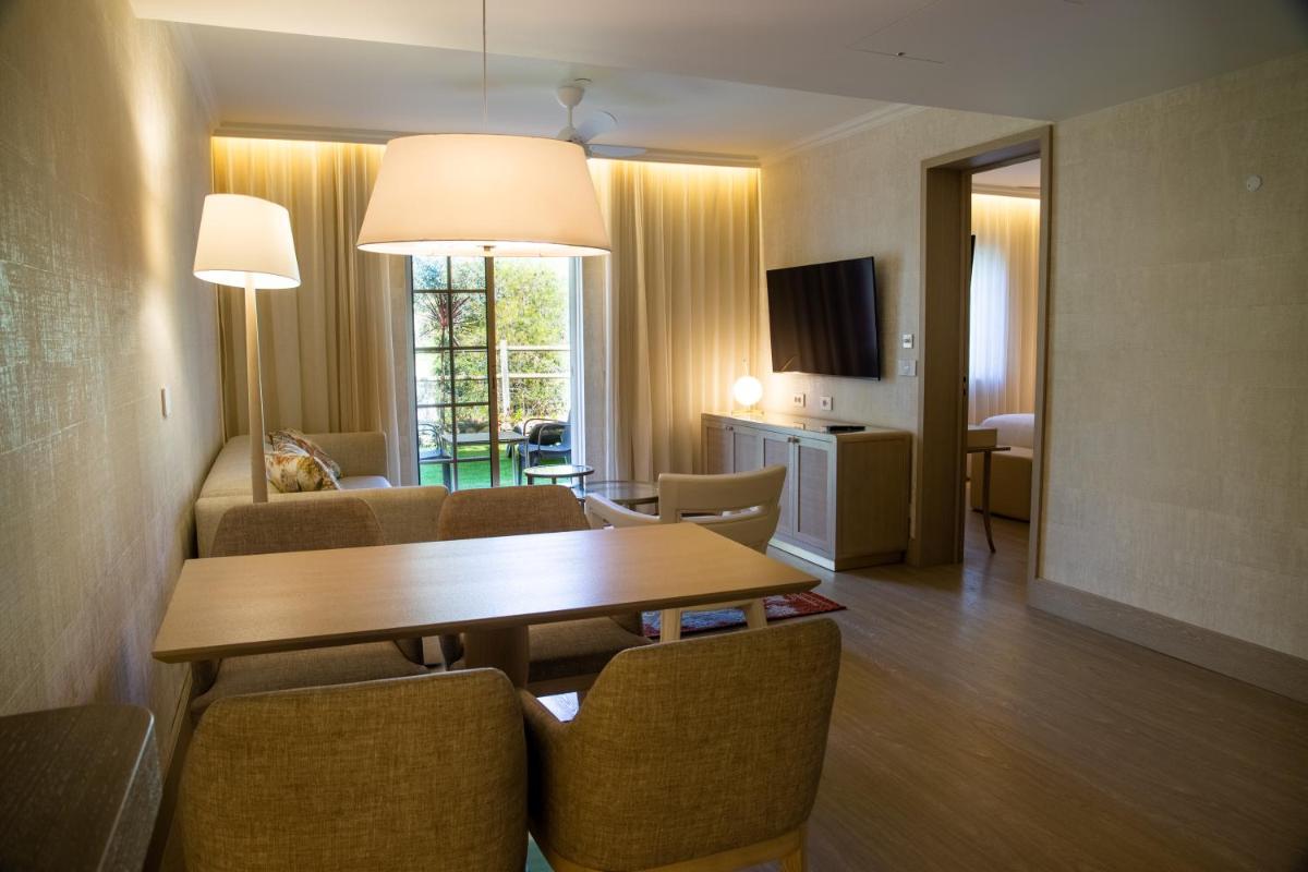Uma televisão e/ou sistema de entretenimento em Vila Alba Resort