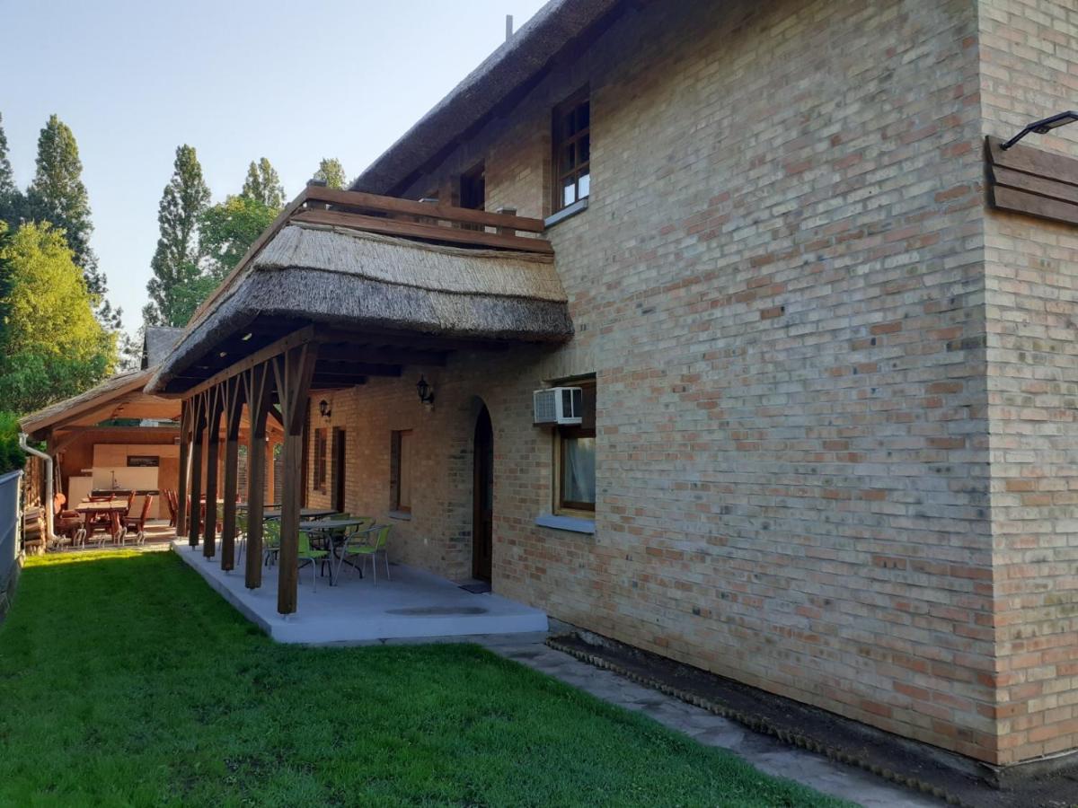 Lisztes Apartman (medencés, nádfedeles, Zamárdi) - Housity
