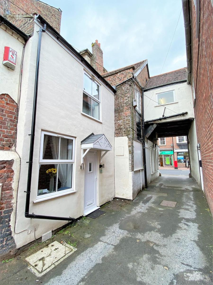 Hidden Gem Cottage, Driffield - Housity