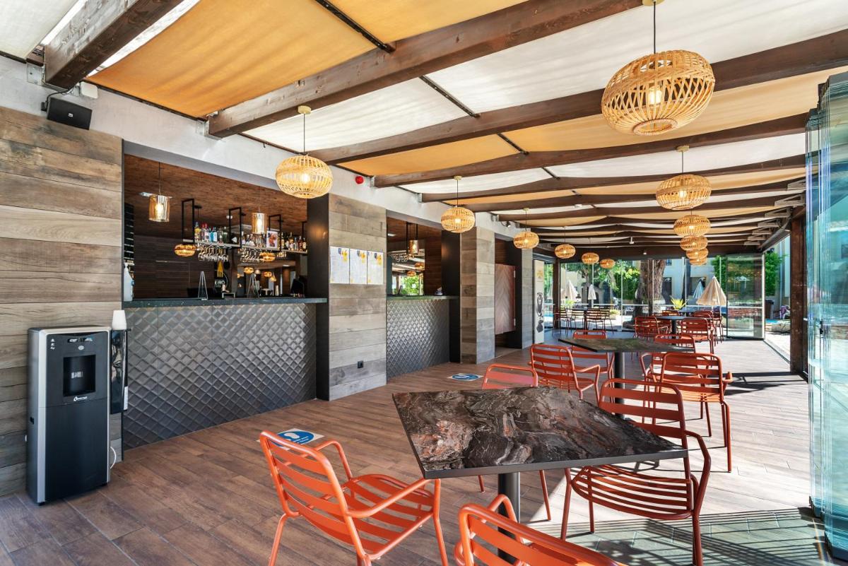 Um restaurante ou outro lugar para comer em AP Adriana Beach Resort