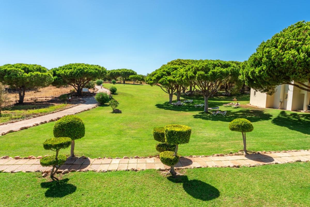 Um jardim no exterior de AP Adriana Beach Resort