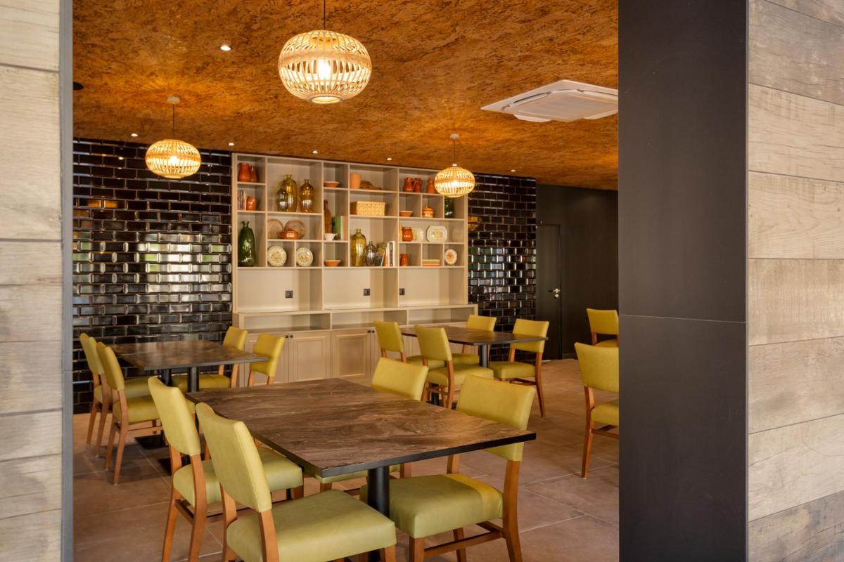 Um restaurante ou outro lugar para comer em AP Adriana Beach Resort