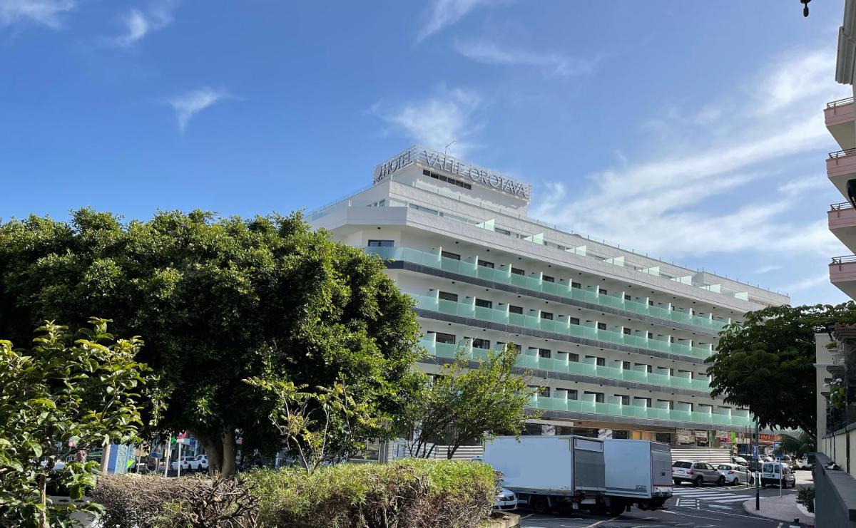 Un gran edificio blanco con árboles delante. en Hotel AF Valle Orotava, en Puerto de la Cruz 51 fotos más