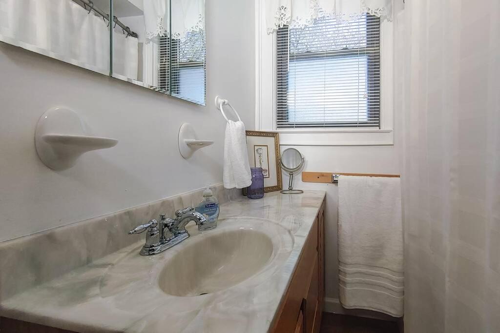Huge historic, w/large yard & close to beach - Housity