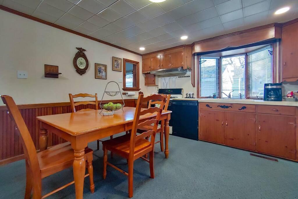 Huge historic, w/large yard & close to beach - Housity