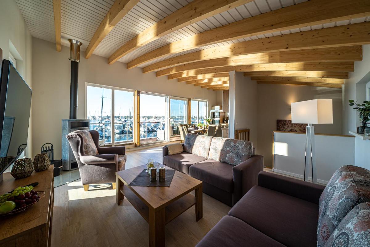 ein Wohnzimmer mit Sofa und Tisch in der Unterkunft Schwimmende Häuser im BALTIC SEA RESORT in Kröslin