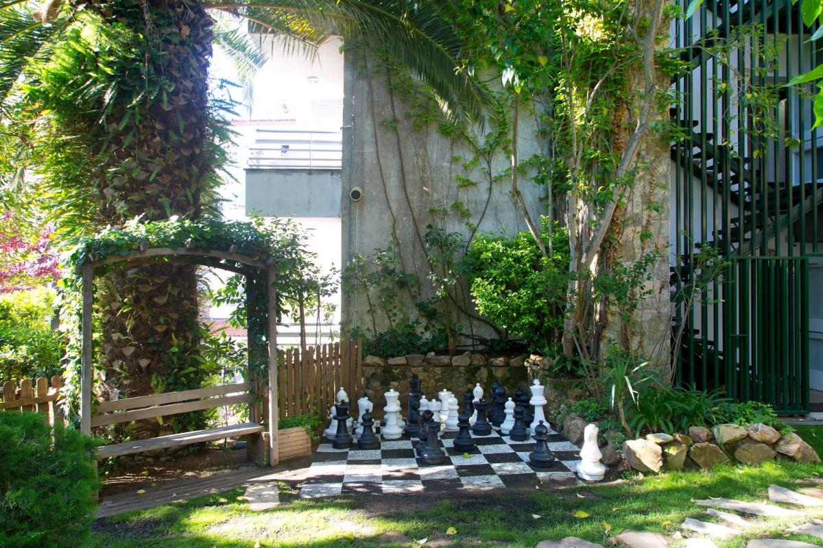 Jardín al aire libre en Hotel GHT Neptuno-Tossa & Venus SPA