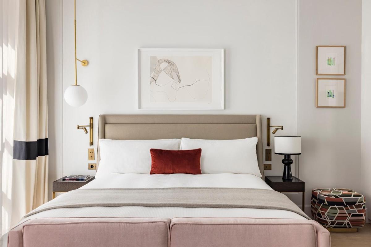 Un ou plusieurs lits dans un hébergement de l'établissement Kimpton - St Honoré Paris by IHG