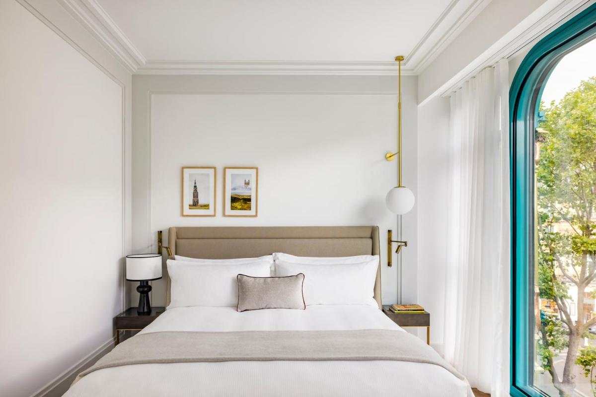 Un ou plusieurs lits dans un hébergement de l'établissement Kimpton - St Honoré Paris by IHG