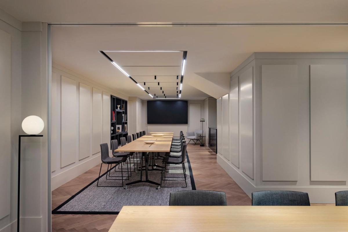 une salle de conférence avec une longue table et des chaises dans l'établissement Kimpton - St Honoré Paris by IHG, à Paris
