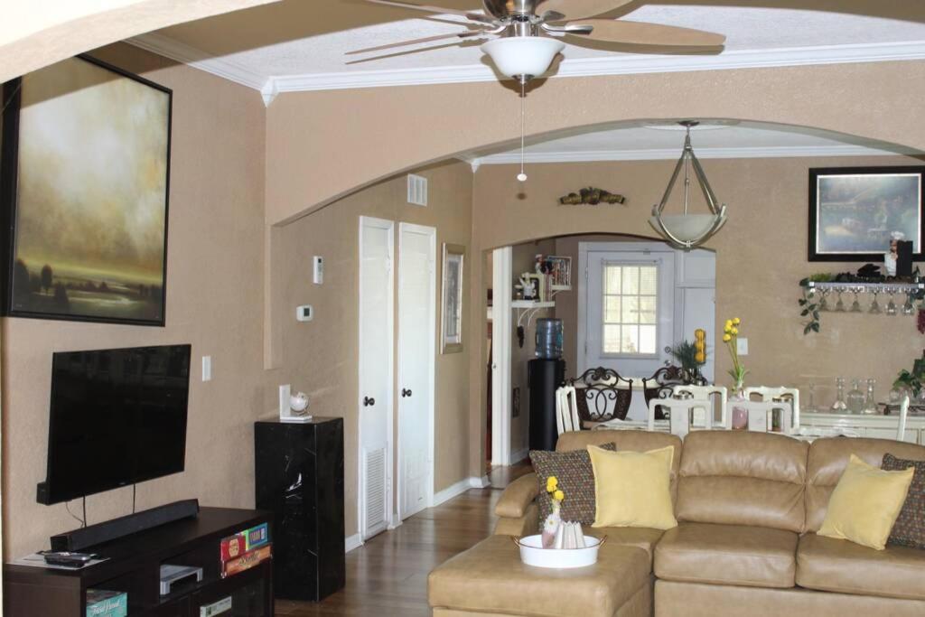 Beautiful retreat, hot tub & outdoor living space. - Housity