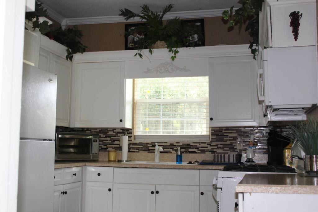 Beautiful retreat, hot tub & outdoor living space. - Housity