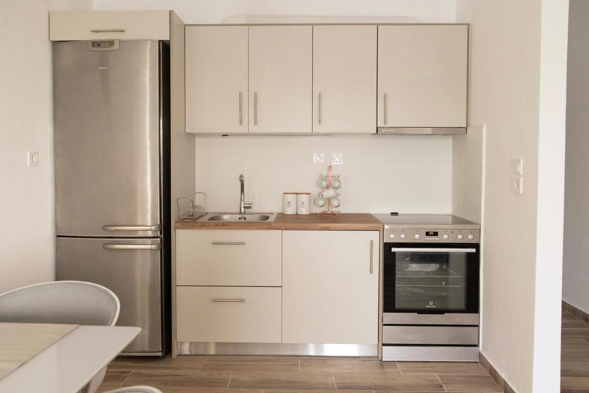 Irida's sea front apartment with astonishing view - Housity