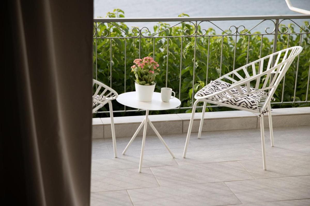 Irida's sea front apartment with astonishing view - Housity