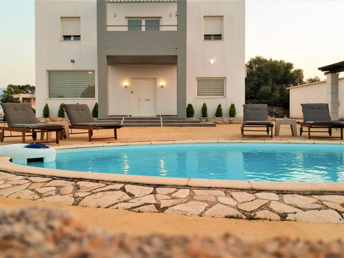 Grey Haven Luxury Villa - Housity
