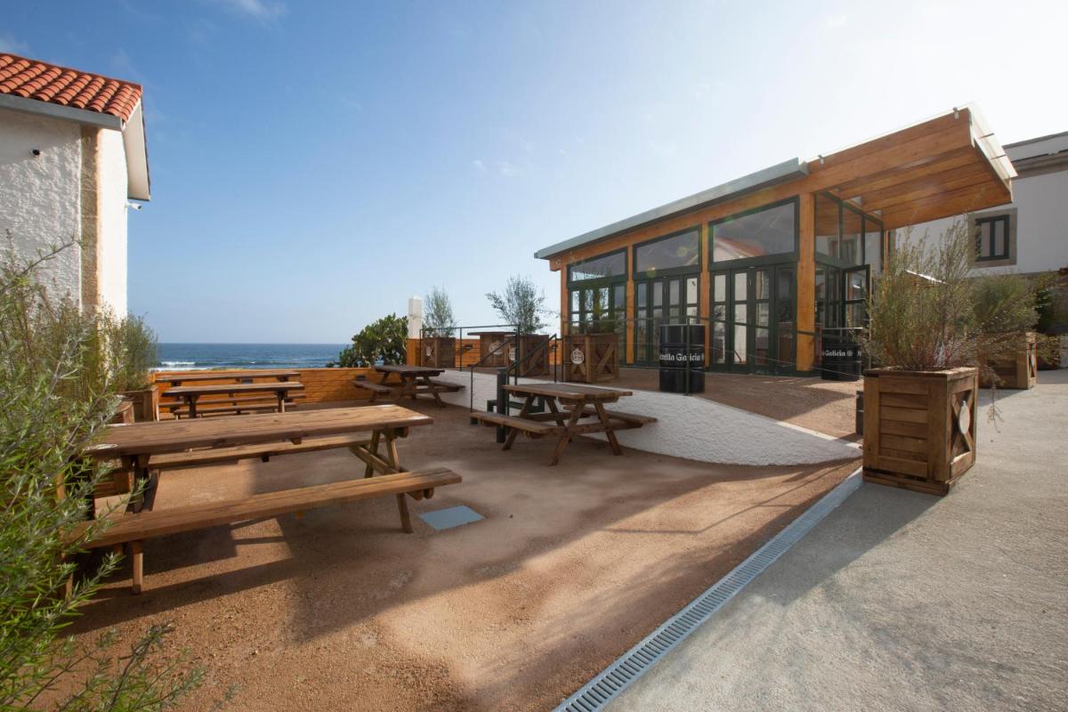 Hotel Faro Lariño - Housity