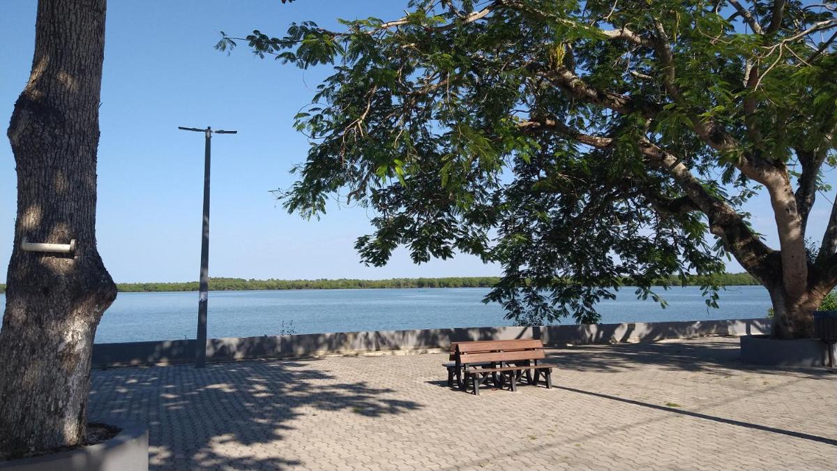 O Paraíso é Aqui Abrolhos - Suíte privativa, cama de casal, ar condicionado e TV - Café da manhã de frente para o mar - Housity