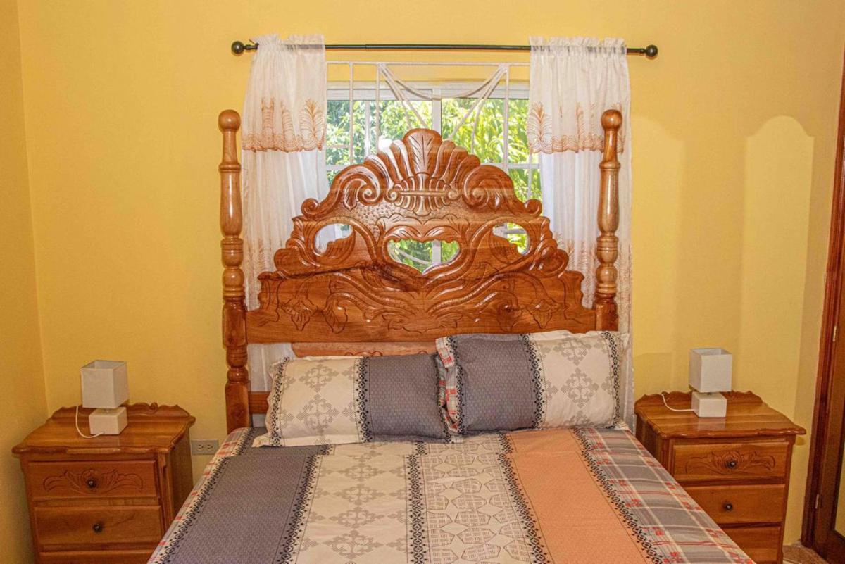 Bev's Rosevilla - Housity