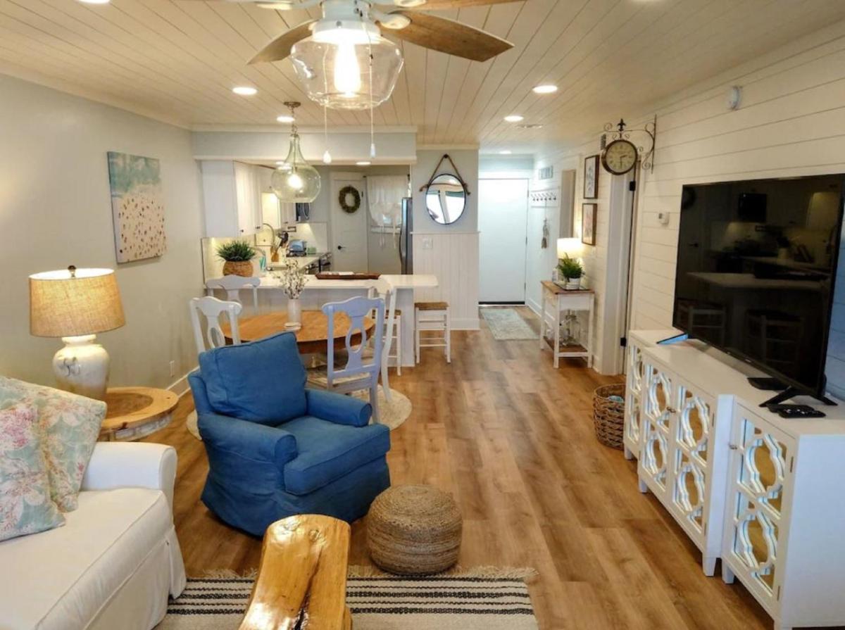 Hibiscus Oceanfront Resort - Housity