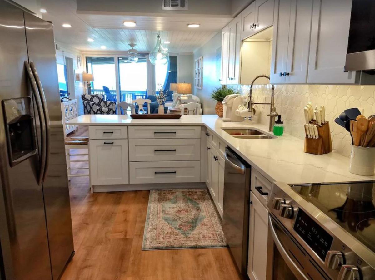 Hibiscus Oceanfront Resort - Housity
