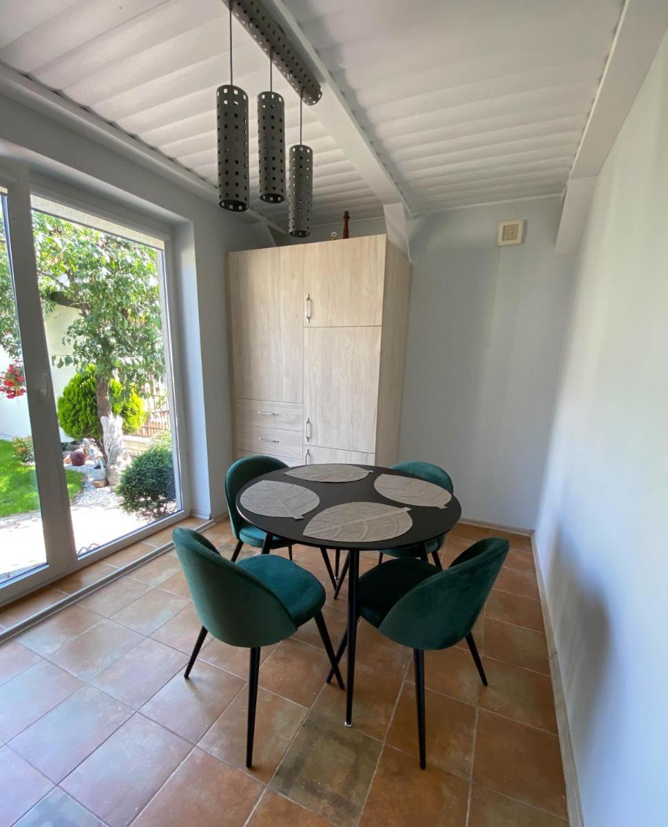Comfy Summer House Near Beach - Housity
