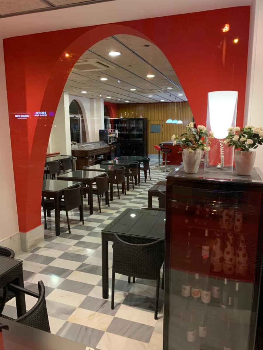 Un restaurante o sitio para comer en Hotel Spa Pinar del Mar