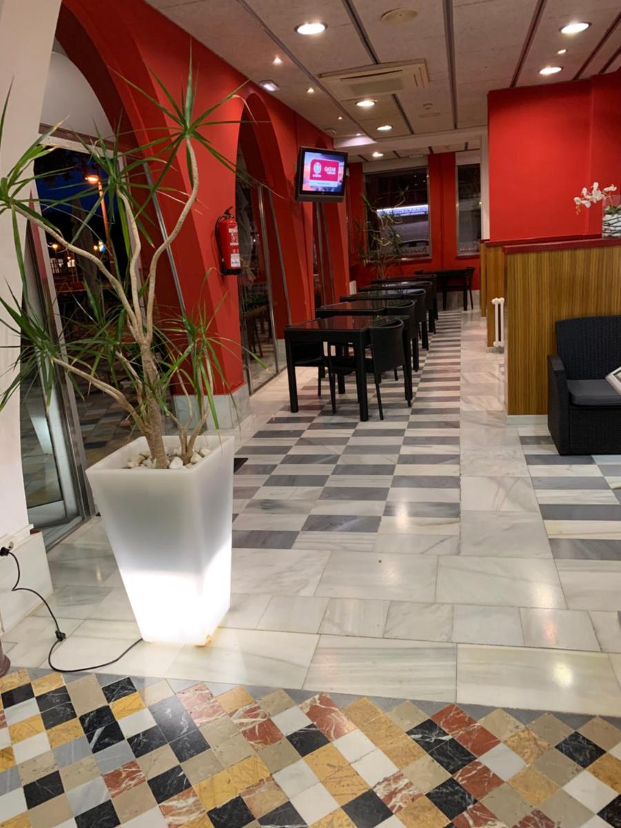 Una televisión o centro de entretenimiento en Hotel Spa Pinar del Mar