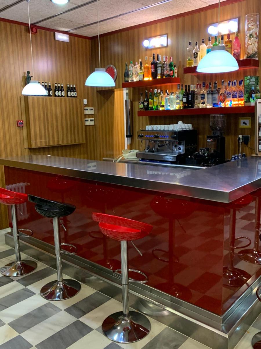 El salón o zona de bar de Hotel Spa Pinar del Mar
