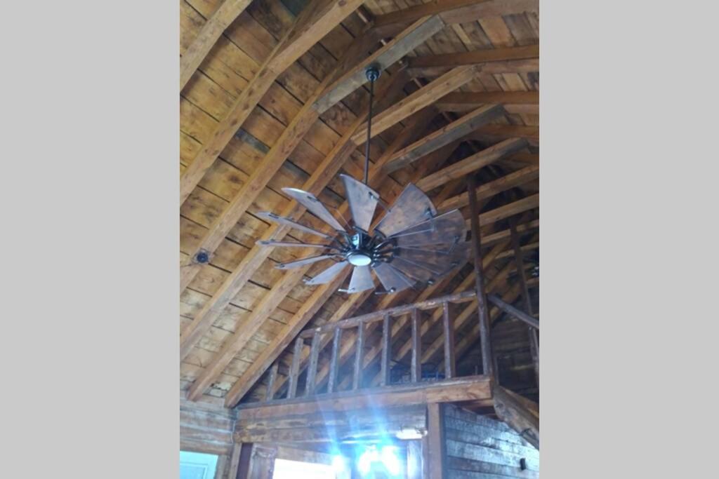 Hoot Nanny's Rustic Cabin on Mossy Creek - Housity