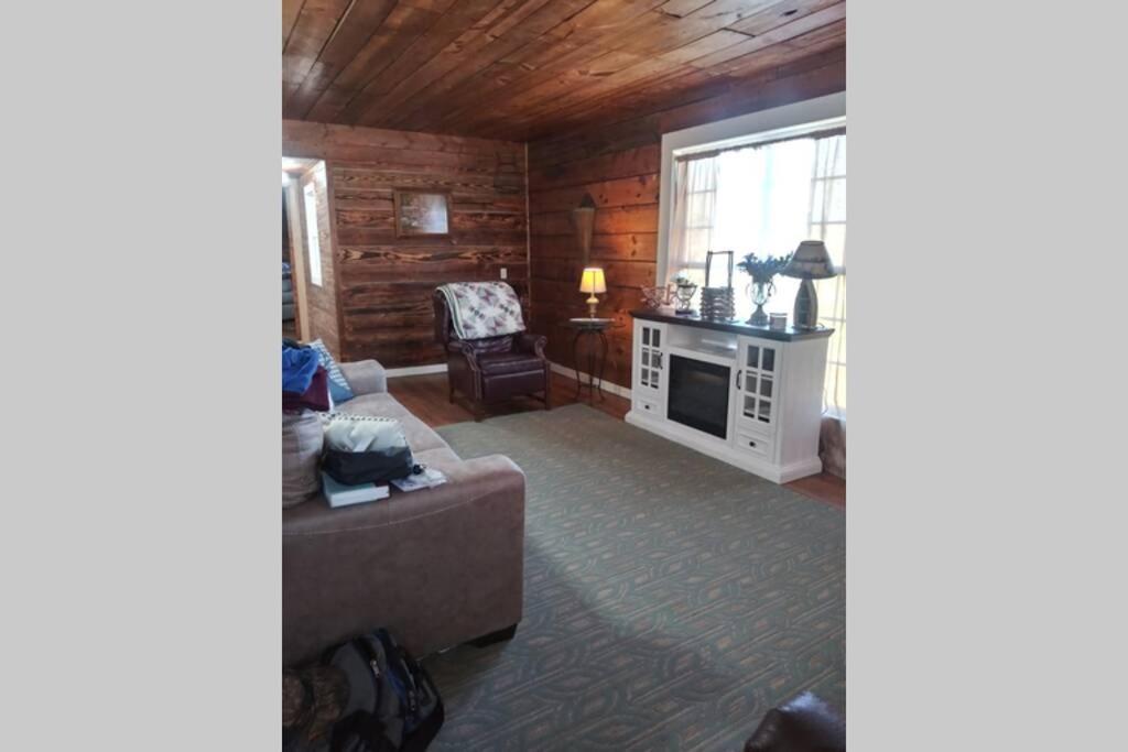 Hoot Nanny's Rustic Cabin on Mossy Creek - Housity