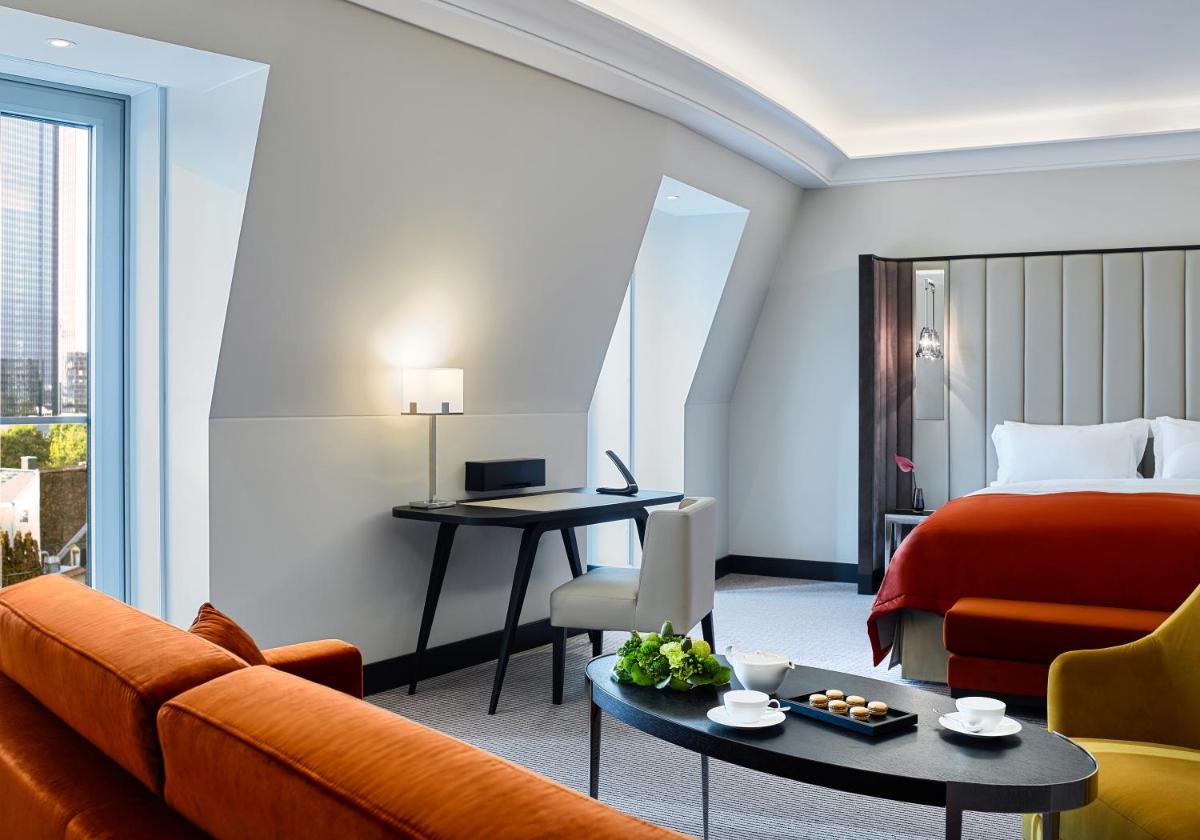 Ein Sitzbereich in der Unterkunft Sofitel Frankfurt Opera