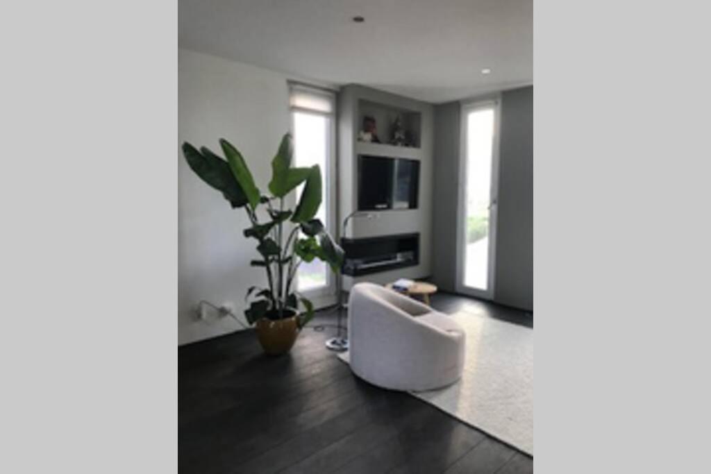 Large and cosy house on the water: free Parking - Housity