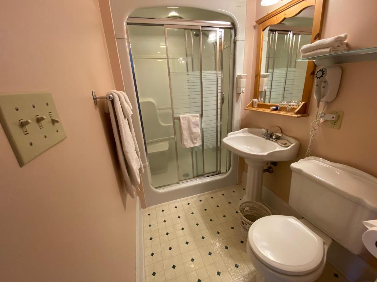 Bernard Gray Hall Bed and Breakfast - Housity