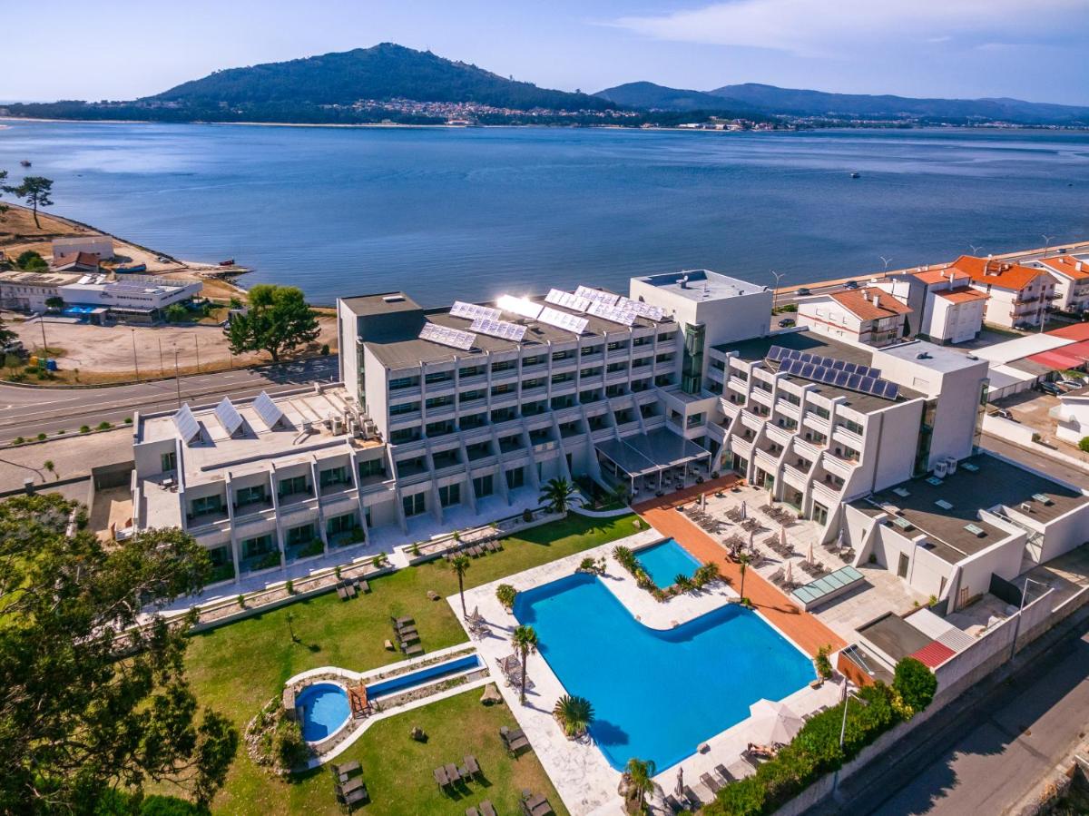 uma vista aérea do hotel e da água em Hotel Porta do Sol Conference & SPA em Caminha uma vista aérea do hotel e da água em Hotel Porta do Sol Conference & SPA em Caminha