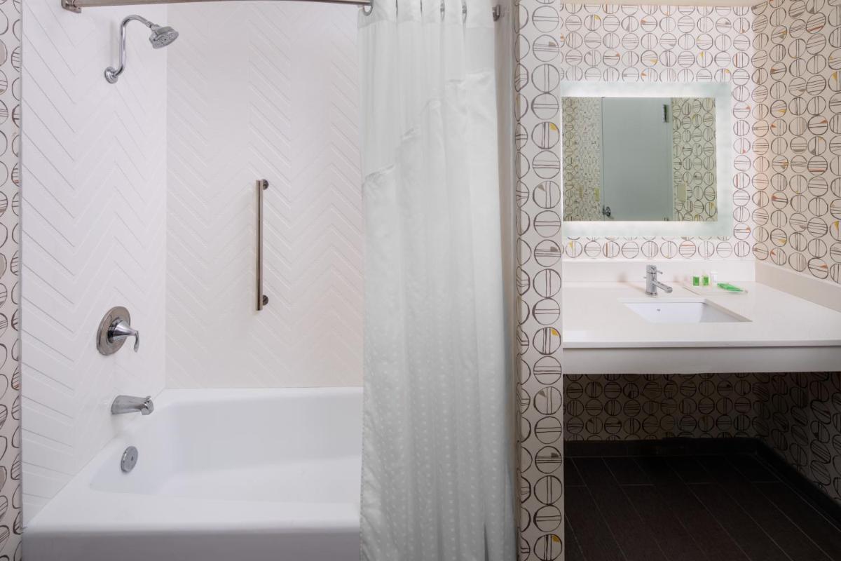 Holiday Inn Charlottesville-Monticello, an IHG Hotel - Housity