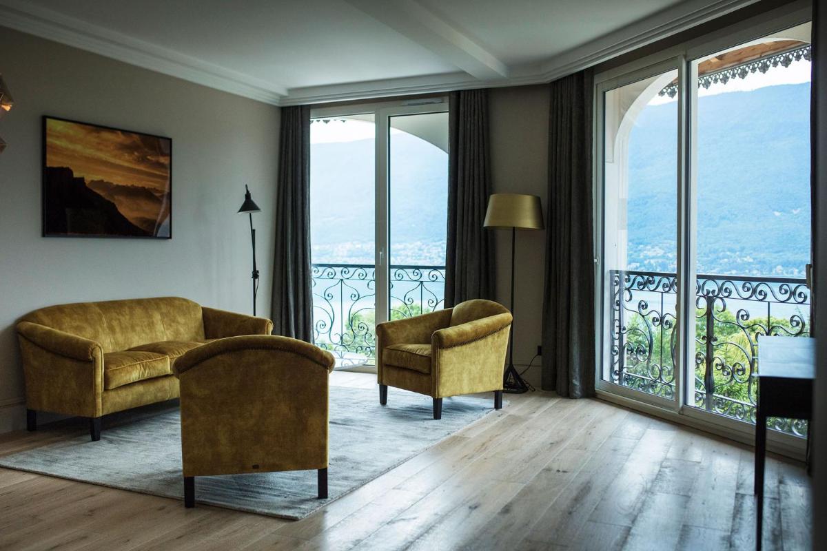 Coin salon dans l'établissement Hôtel L'Incomparable Aix-Les-Bains
