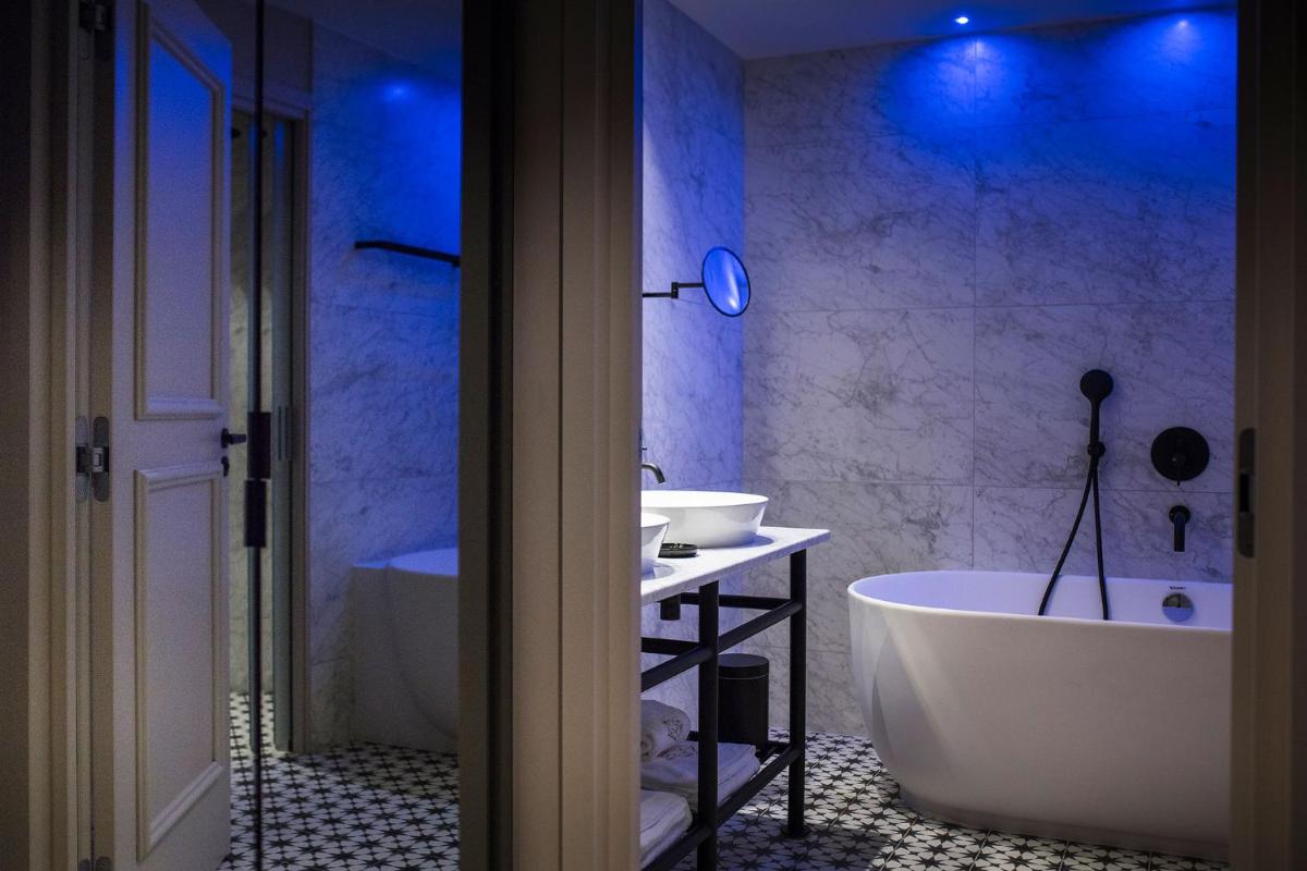 Salle de bains dans l'établissement Hôtel L'Incomparable Aix-Les-Bains