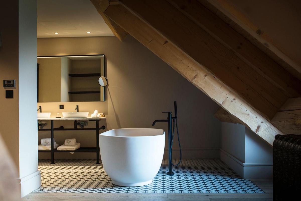 Salle de bains dans l'établissement Hôtel L'Incomparable Aix-Les-Bains