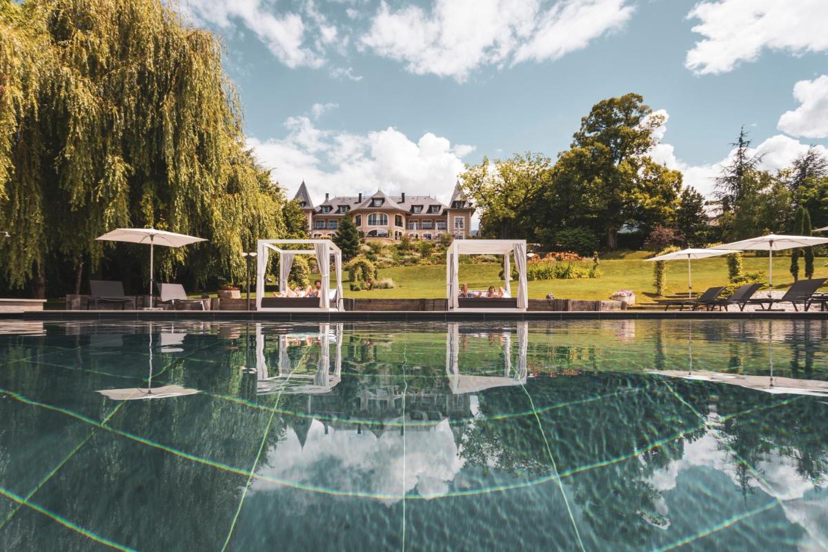 Piscine de l'établissement Hôtel L'Incomparable Aix-Les-Bains ou située à proximité