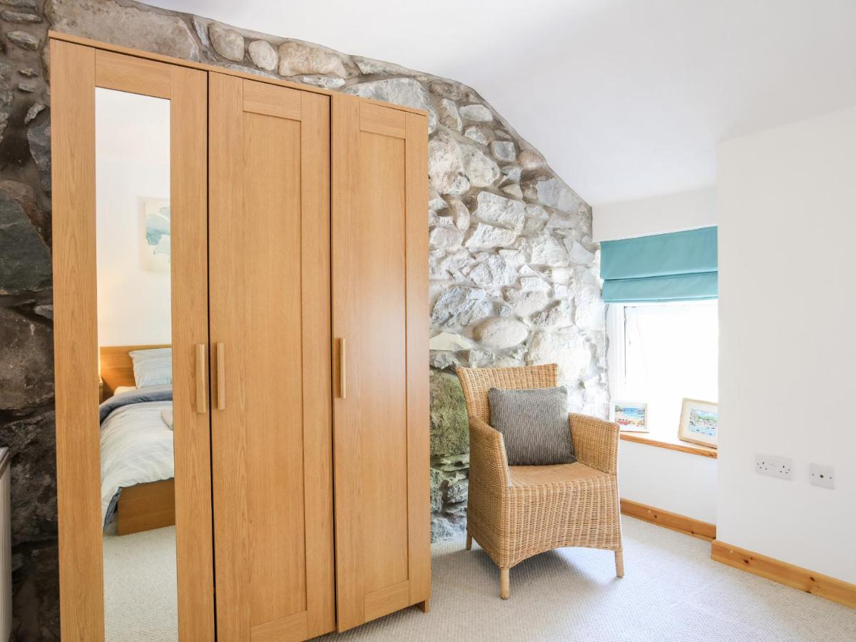 Gyda'r Llif - Housity