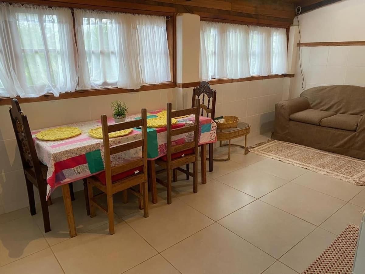 Casa COMPLETA, 2 quartos, Estacionamento GRATUITO, WIFI 300MB, frigobar, microondas, fogão e jardim - Housity