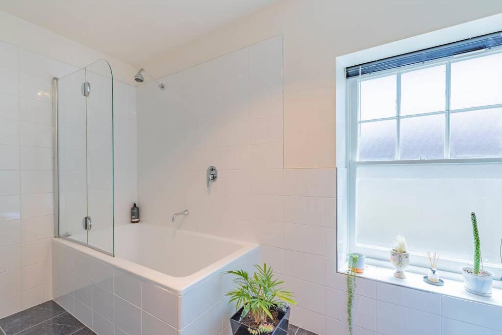Suitetrails - MELVINGTON BOUTIQUE APARTMENT IN HOBART CBD o