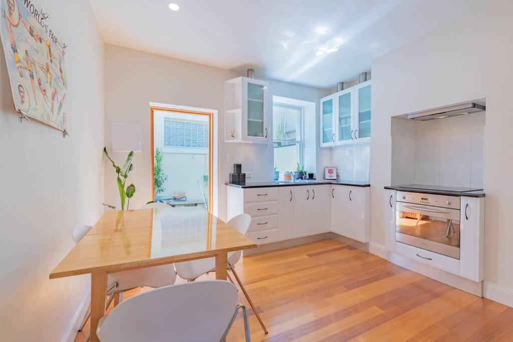 Suitetrails - MELVINGTON BOUTIQUE APARTMENT IN HOBART CBD o