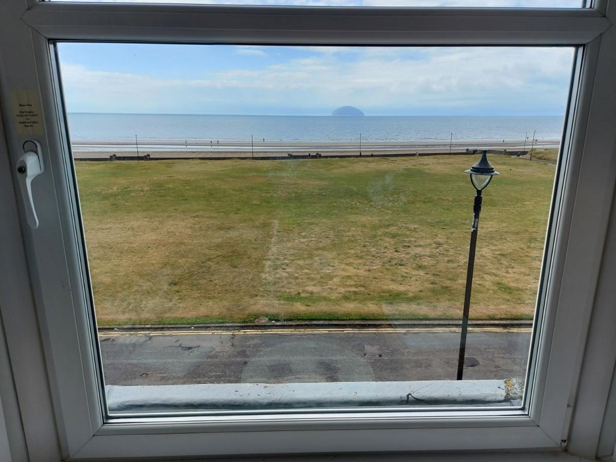 Girvan Guest House - Housity