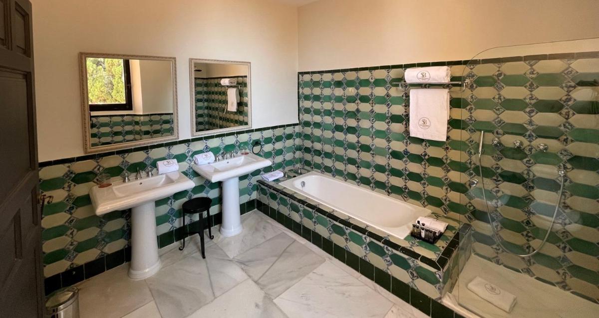 Un baño de Soho Boutique Castillo de Santa Catalina - Adults Recommended