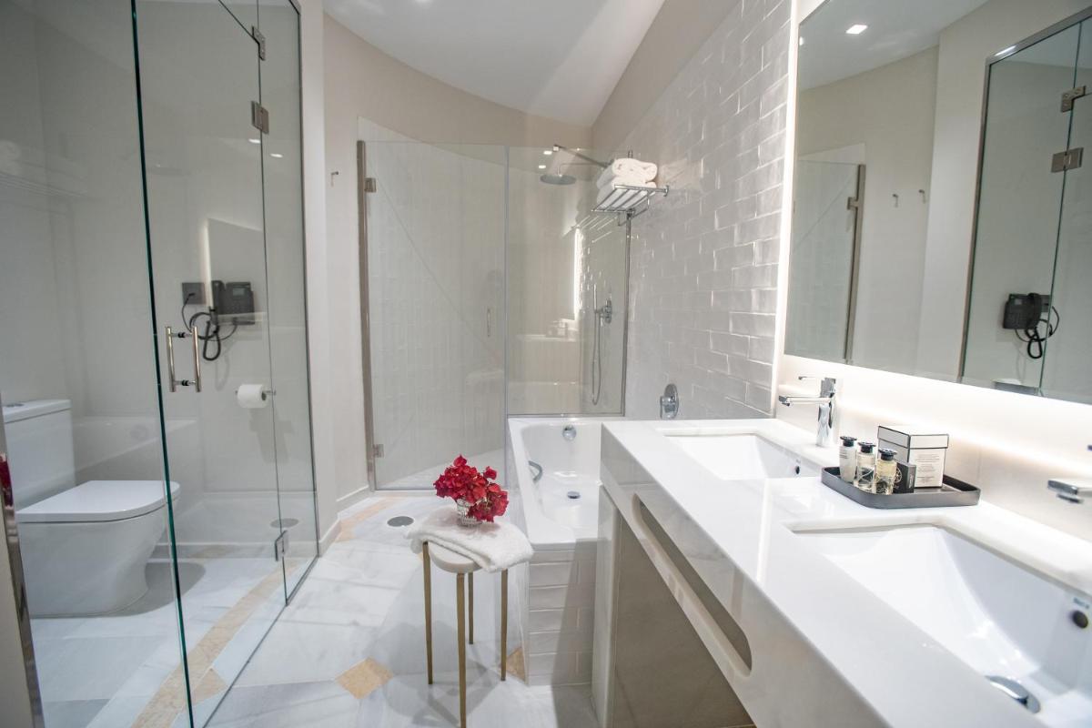 Un baño de Soho Boutique Castillo de Santa Catalina - Adults Recommended