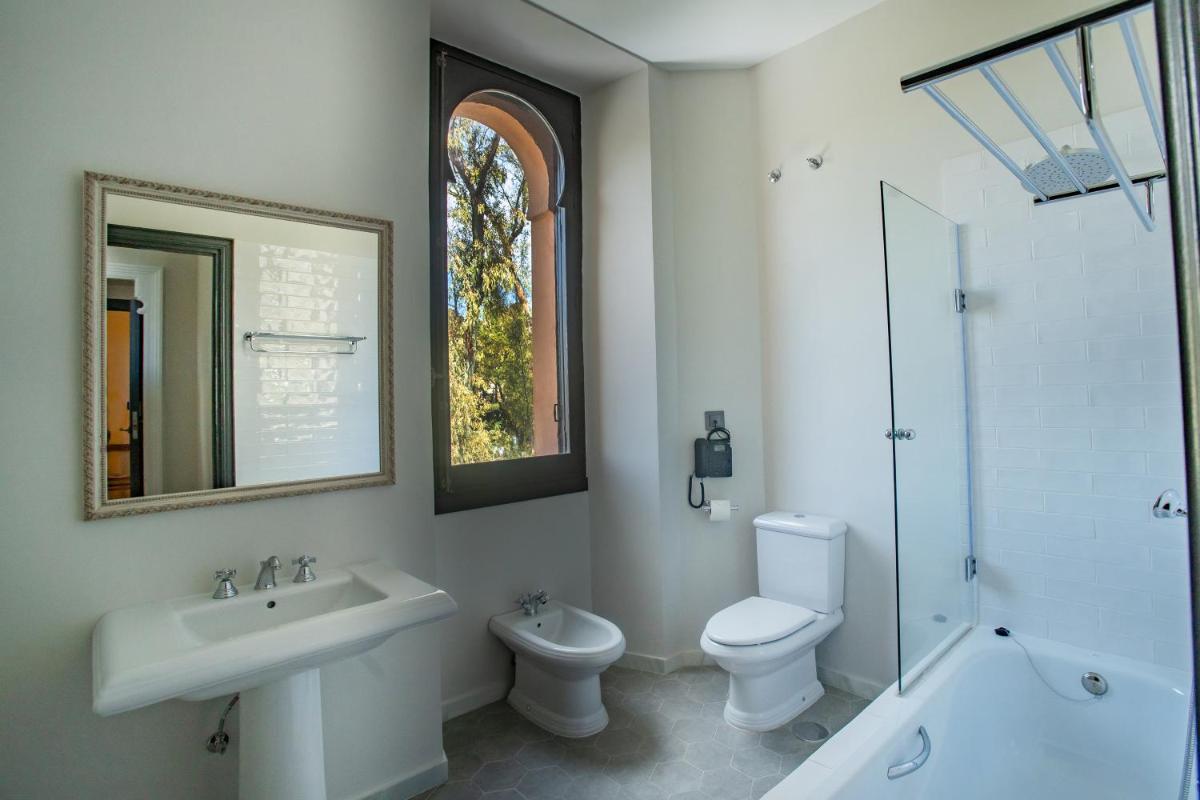 Un baño de Soho Boutique Castillo de Santa Catalina - Adults Recommended