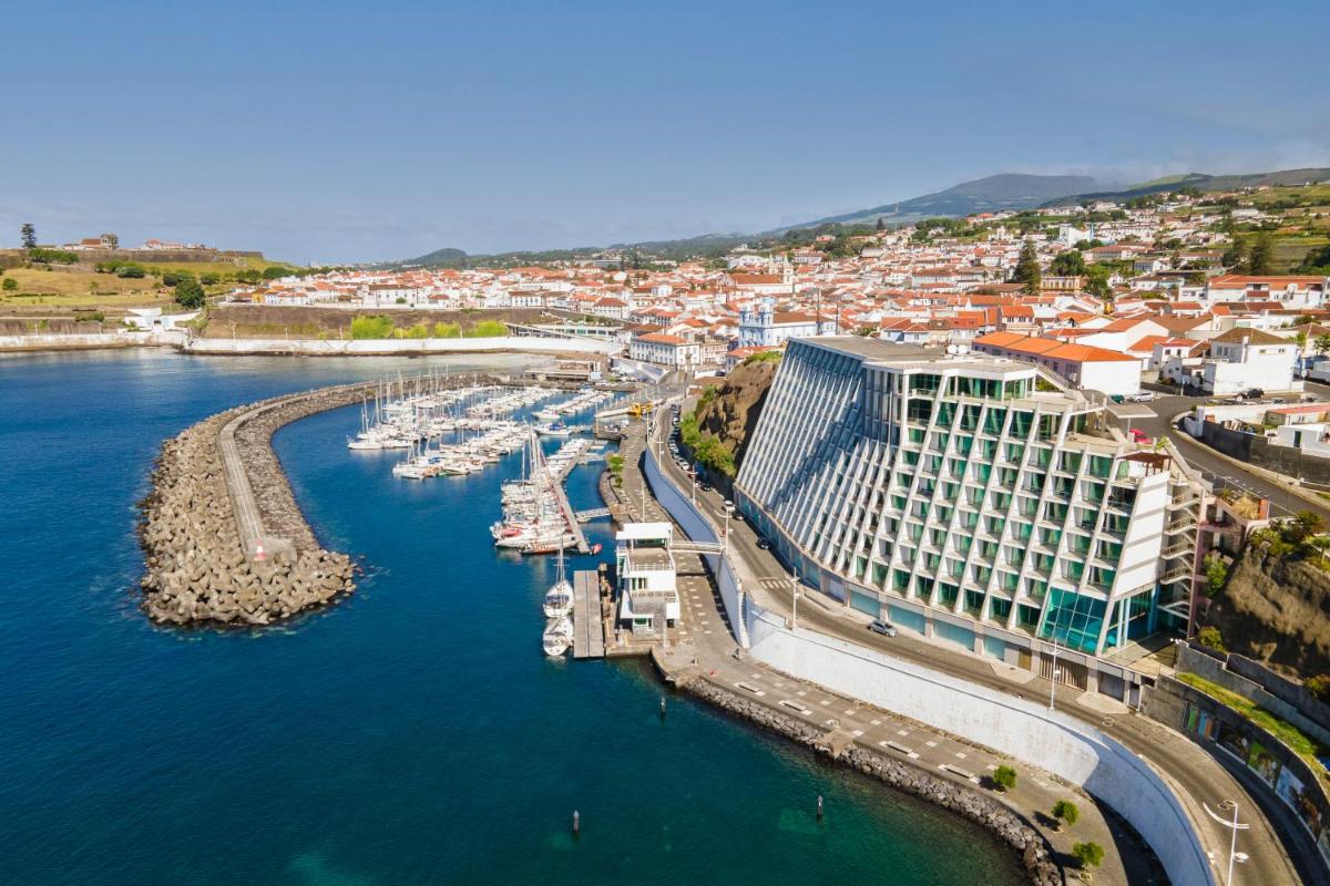 Vista aérea de um porto com barcos na água. em Angra Marina Hotel em Angra do Heroísmo